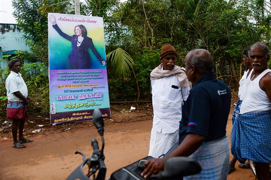 当地时间2021年1月20日，印度南部泰米尔纳德邦，美国当选副总统哈里斯祖籍地的民众在Thulasendrapuram村落内竖起哈里斯宣传板。人民视觉 图